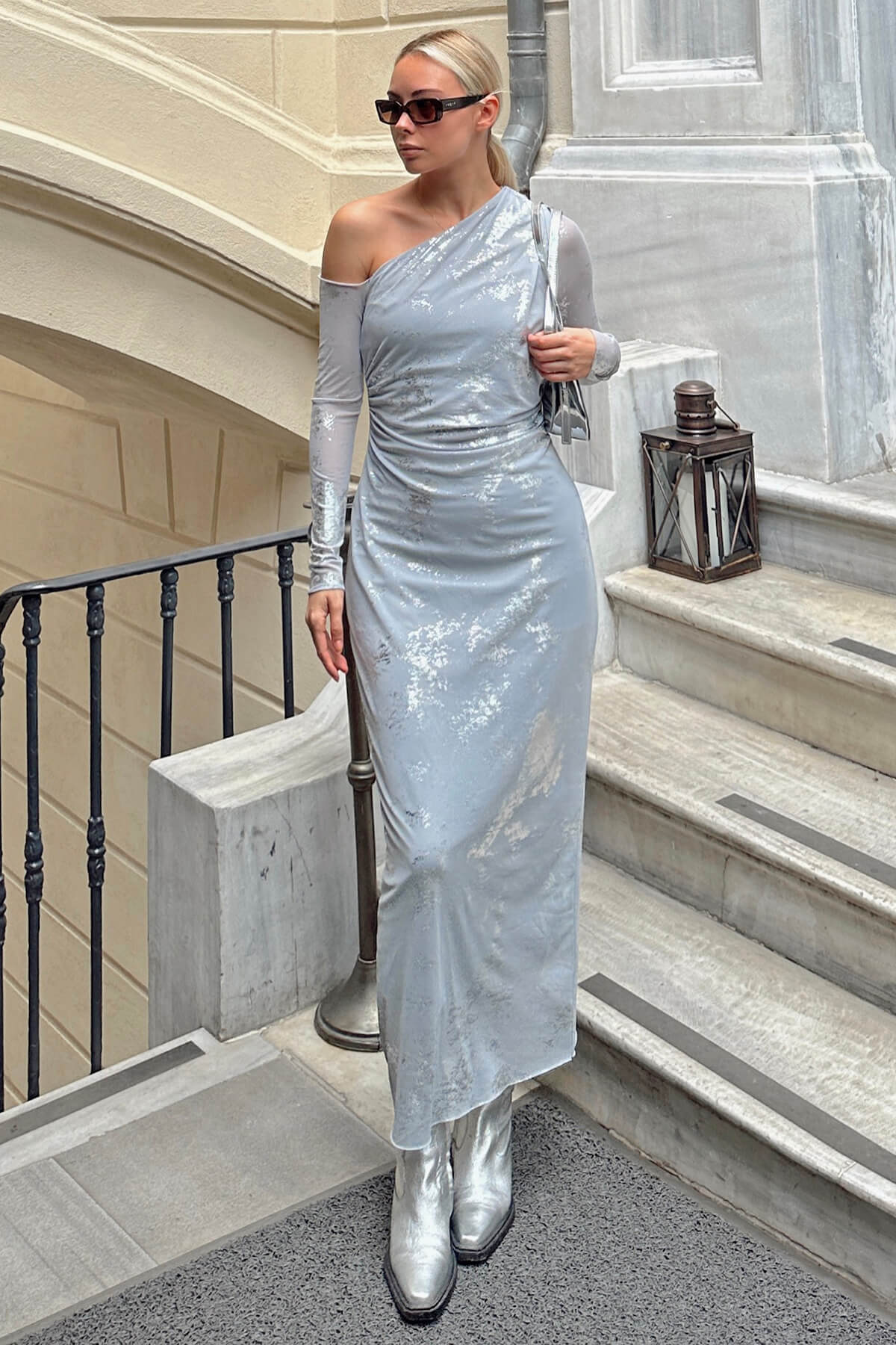 Gri Dealer Gümüş Varaklı Astarlı Verev Yaka Tek Omuz Yan Drapeli Kadın Tül Midi Elbise - 1
