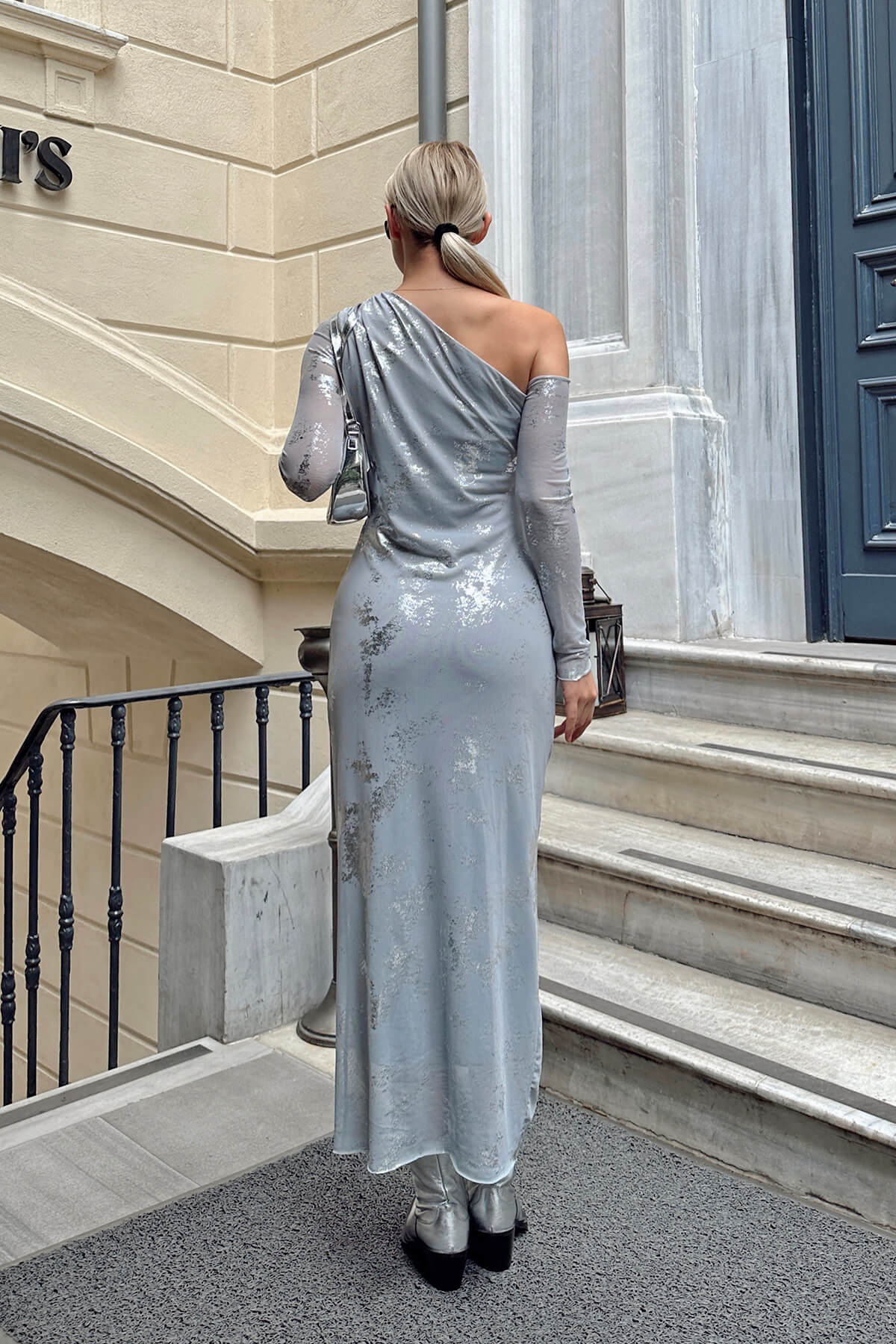 Gri Dealer Gümüş Varaklı Astarlı Verev Yaka Tek Omuz Yan Drapeli Kadın Tül Midi Elbise - 5
