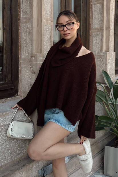 Kahverengi Atkı Detaylı V Yaka Oversize Kadın Triko Kazak - 2