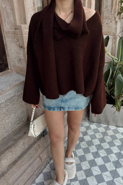 Kahverengi Atkı Detaylı V Yaka Oversize Kadın Triko Kazak - 4