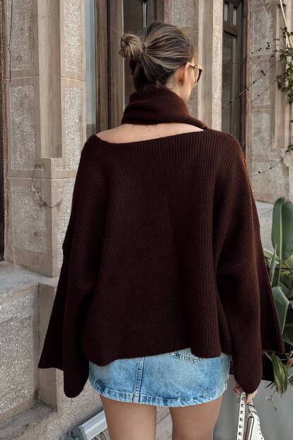 Kahverengi Atkı Detaylı V Yaka Oversize Kadın Triko Kazak - 5