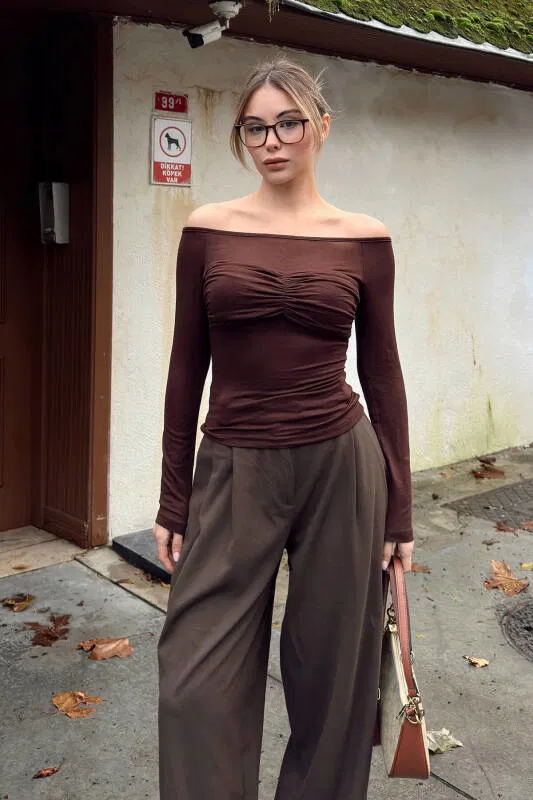 Kahverengi Göğüs Büzgülü Kayık Yaka Kadın Transparan Bluz - SWİST (1)