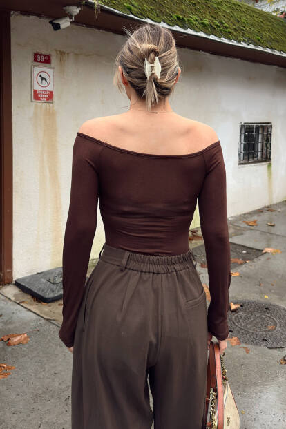 Kahverengi Göğüs Büzgülü Kayık Yaka Kadın Transparan Bluz - 5