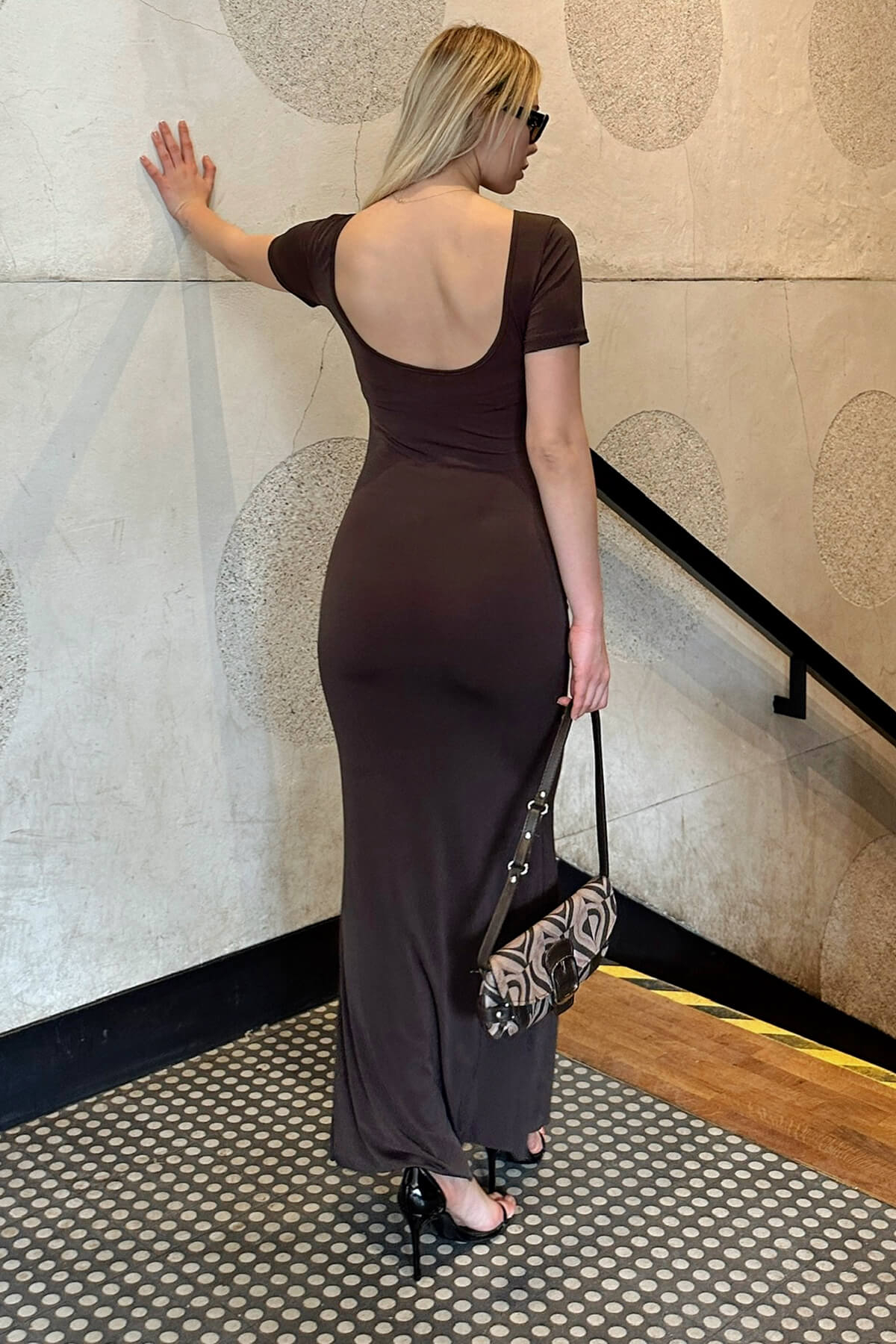 Kahverengi Kayık Yaka Sırt Dekolteli Kısa Kol Kadın Midi Elbise - 2