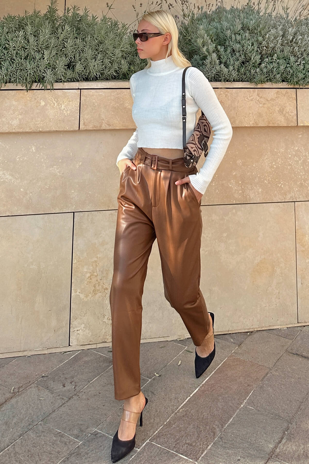 Kahverengi Kemerli Yüksek Bel Kadın Suni Deri Havuç Pantolon - 1