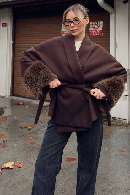 Kahverengi Kol Kürk Detay Kuşaklı Kadın Kısa Kaşe Kaban - 1