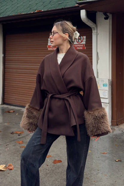 Kahverengi Kol Kürk Detay Kuşaklı Kadın Kısa Kaşe Kaban - 2