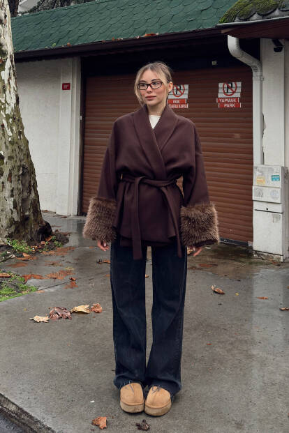 Kahverengi Kol Kürk Detay Kuşaklı Kadın Kısa Kaşe Kaban - 3