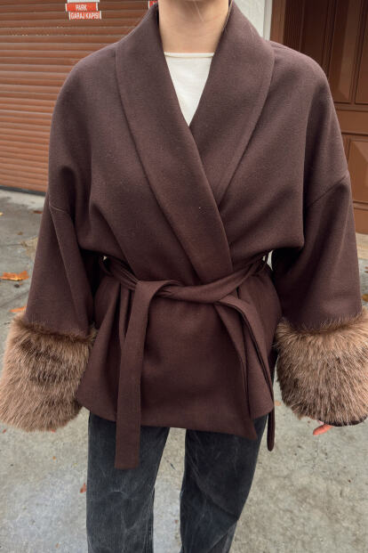 Kahverengi Kol Kürk Detay Kuşaklı Kadın Kısa Kaşe Kaban - 4