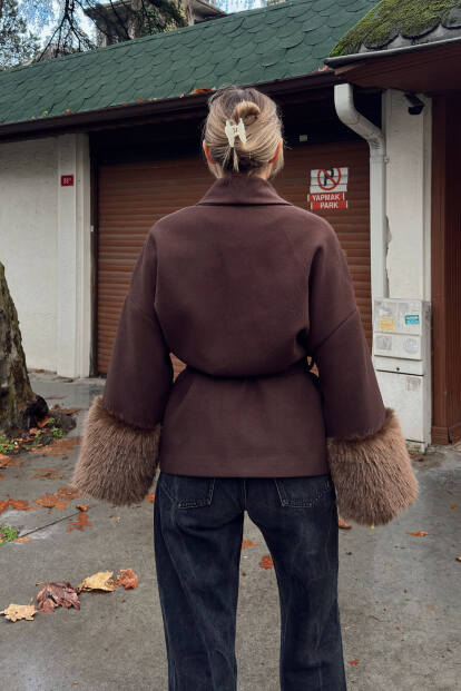 Kahverengi Kol Kürk Detay Kuşaklı Kadın Kısa Kaşe Kaban - 5