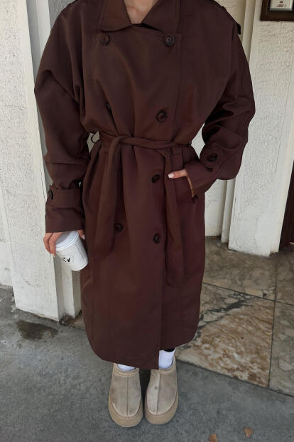 Kahverengi Oversize Kuşaklı Kruvaze Yaka Apoletli Kadın Midi Trençkot - 4