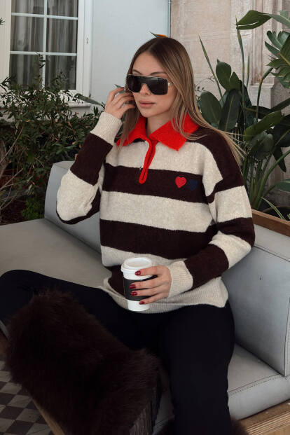 Kahverengi Polo Yaka Garnili Kalın Çizgili Kalp Nakışlı Kadın Triko Kazak - 2