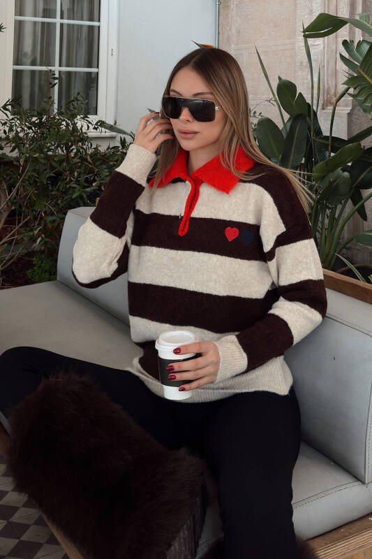 Kahverengi Polo Yaka Garnili Kalın Çizgili Kalp Nakışlı Kadın Triko Kazak - SWİST (1)