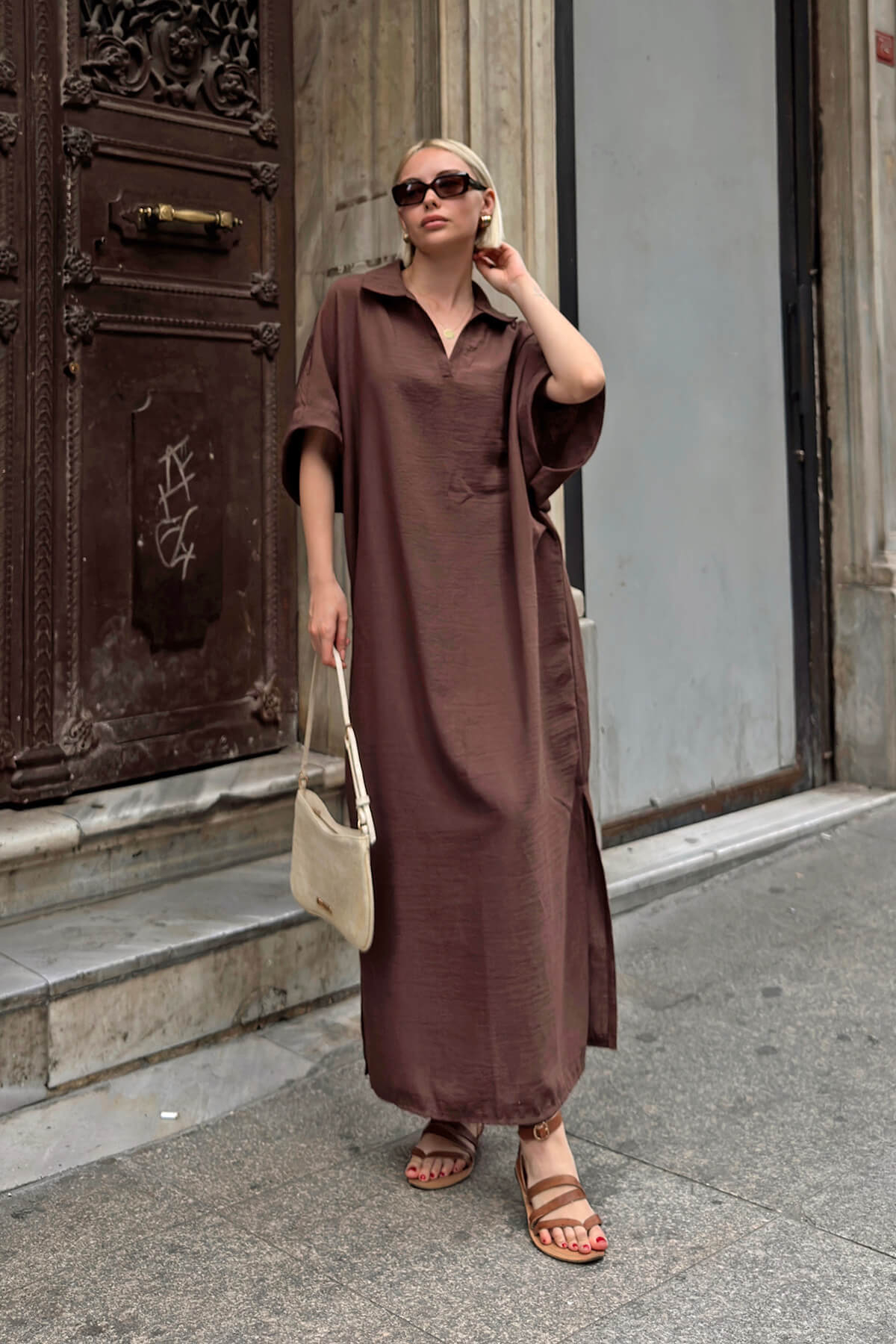 Kahverengi Rose Polo Yaka Salaş Yırtmaçlı Keten Karışımlı Kadın Midi Elbise - 3