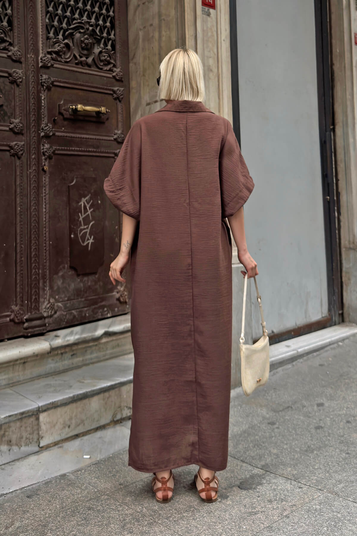 Kahverengi Rose Polo Yaka Salaş Yırtmaçlı Keten Karışımlı Kadın Midi Elbise - 5
