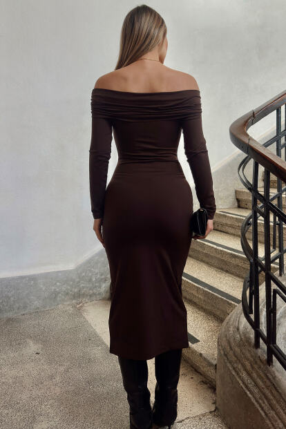 Kahverengi Toka Detaylı Madonna Yaka Uzun Kollu Kadın Sandy Midi Elbise - 5