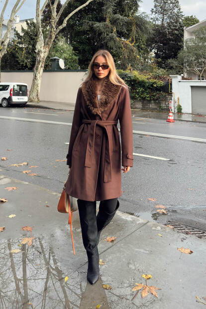 Kahverengi Yaka Kürklü Kol Manşet Detay Kuşaklı Kadın Kaşe Kaban - 2