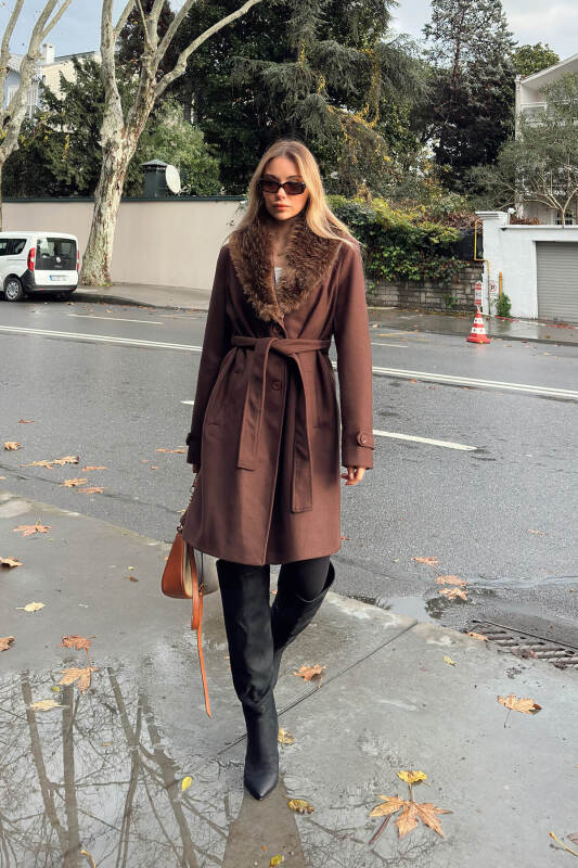 Kahverengi Yaka Kürklü Kol Manşet Detay Kuşaklı Kadın Kaşe Kaban - SWİST (1)