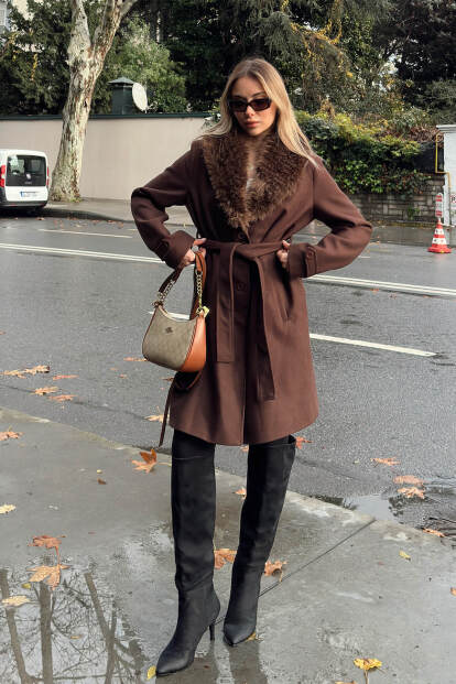 Kahverengi Yaka Kürklü Kol Manşet Detay Kuşaklı Kadın Kaşe Kaban - 3