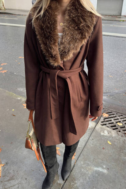 Kahverengi Yaka Kürklü Kol Manşet Detay Kuşaklı Kadın Kaşe Kaban - 4