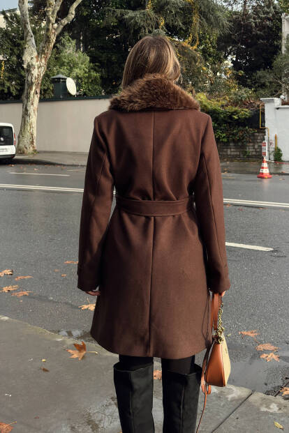 Kahverengi Yaka Kürklü Kol Manşet Detay Kuşaklı Kadın Kaşe Kaban - 5