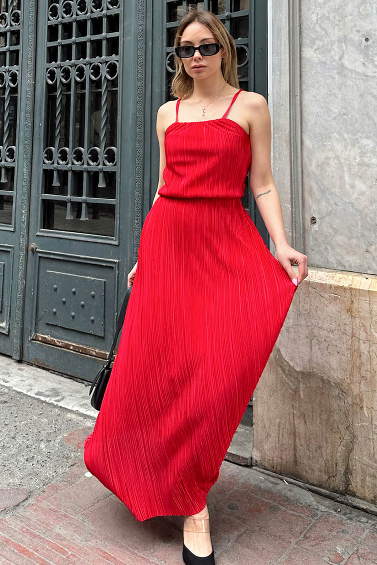Kırmızı Askılı Pileli Beli Lastikli Kadın Midi Elbise - 1