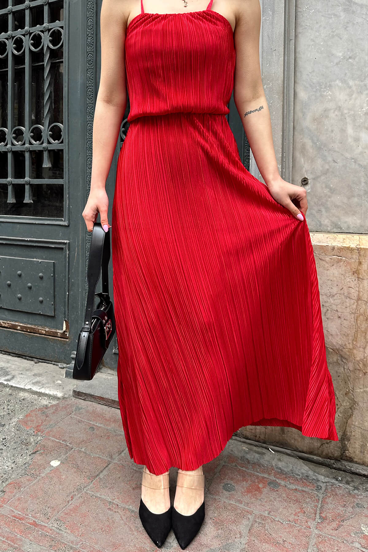 Kırmızı Askılı Pileli Beli Lastikli Kadın Midi Elbise - 4