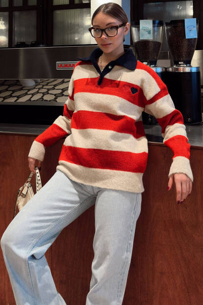 Kırmızı Polo Yaka Garnili Kalın Çizgili Kalp Nakışlı Kadın Triko Kazak - 1