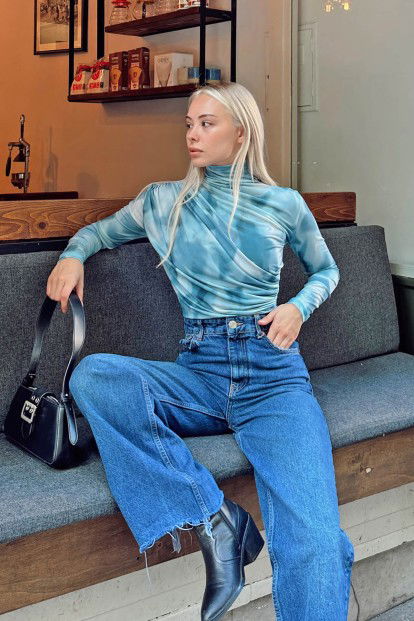 Mavi Batik Desen Yarım Balıkçı Omuz ve Bel Drapeli Kadın Bluz Crop - 2