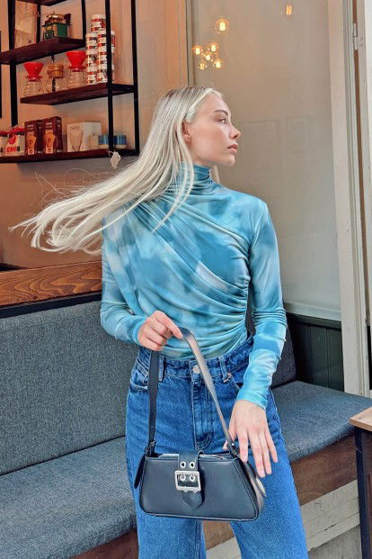 Mavi Batik Desen Yarım Balıkçı Omuz ve Bel Drapeli Kadın Bluz Crop - 3