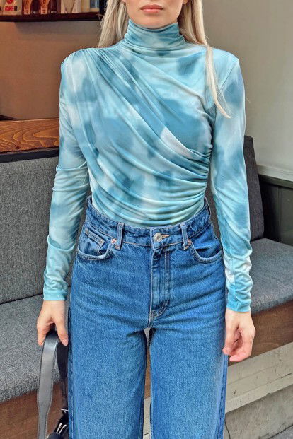 Mavi Batik Desen Yarım Balıkçı Omuz ve Bel Drapeli Kadın Bluz Crop - 4