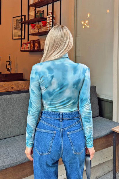 Mavi Batik Desen Yarım Balıkçı Omuz ve Bel Drapeli Kadın Bluz Crop - 5