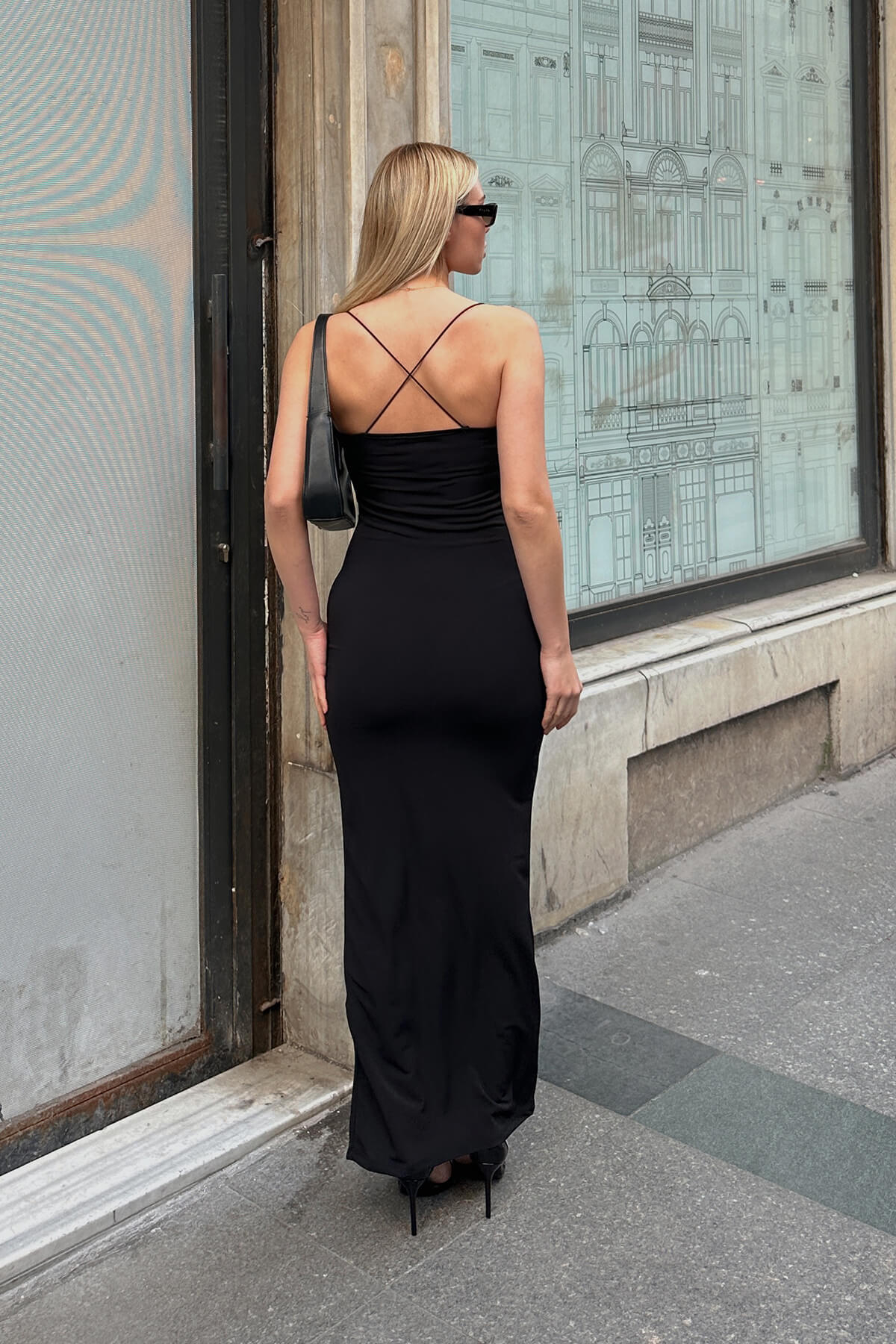 Siyah Degaje Yaka Sırt Çapraz İp Askılı Yırtmaçlı Kadın Midi Elbise - 5