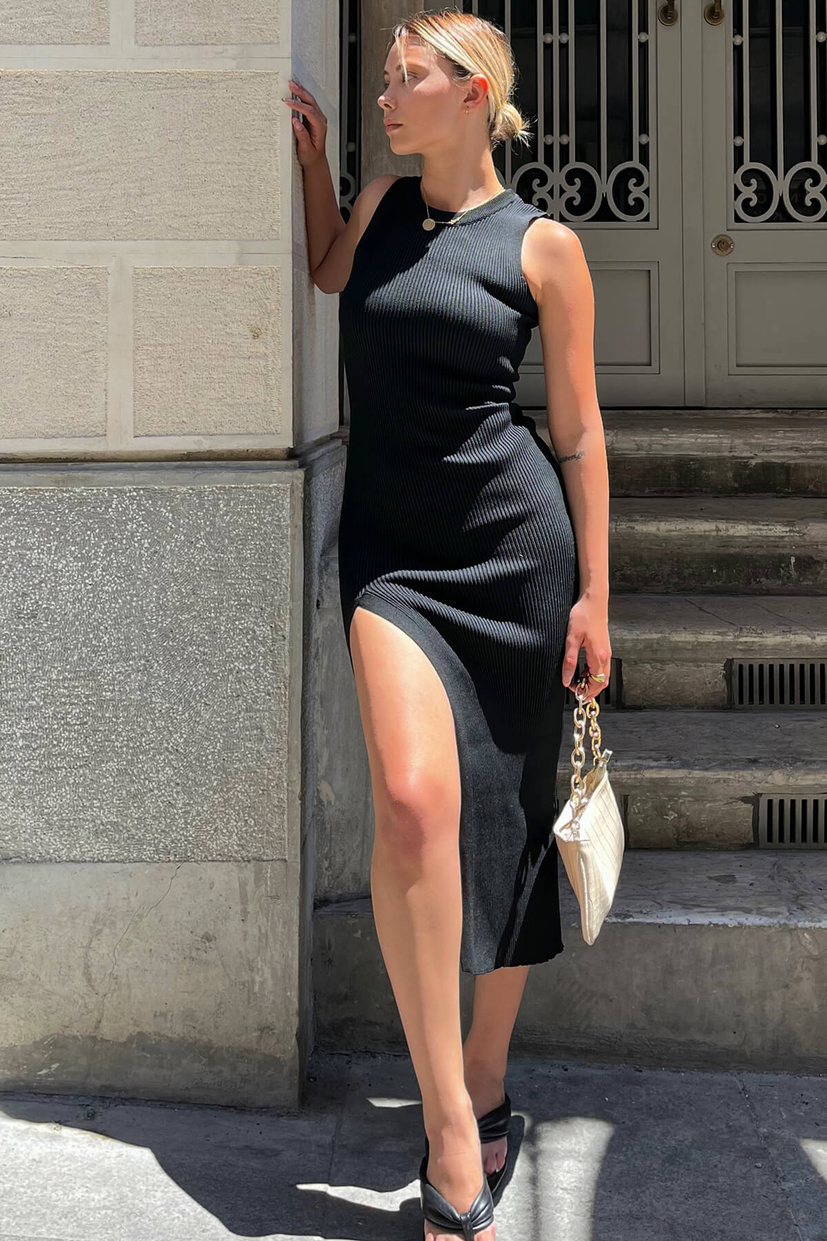 Siyah Derin Yırtmaçlı Sıfır Kol Kadın Triko Elbise - 1