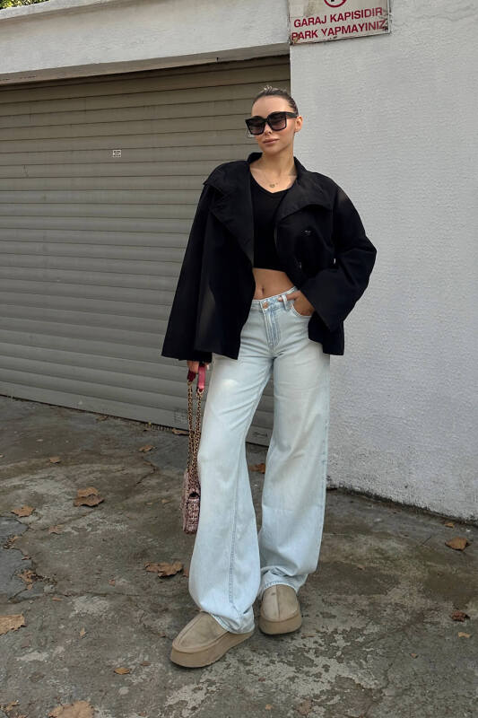 Siyah Dik Yaka Verev Kapama Düğme Detaylı Kadın Kısa Trençkot - SWİST (1)