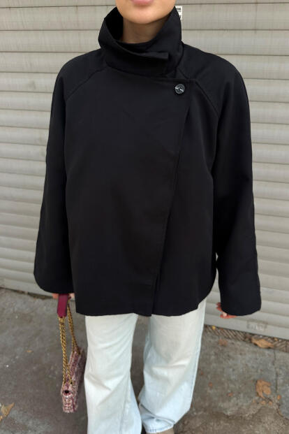 Siyah Dik Yaka Verev Kapama Düğme Detaylı Kadın Kısa Trençkot - 4