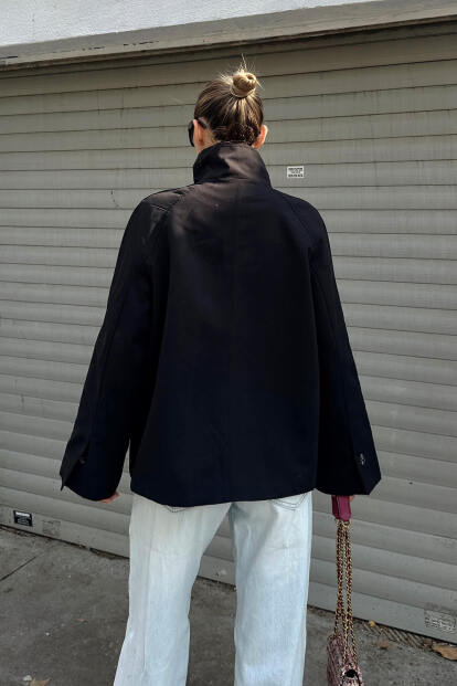 Siyah Dik Yaka Verev Kapama Düğme Detaylı Kadın Kısa Trençkot - 5