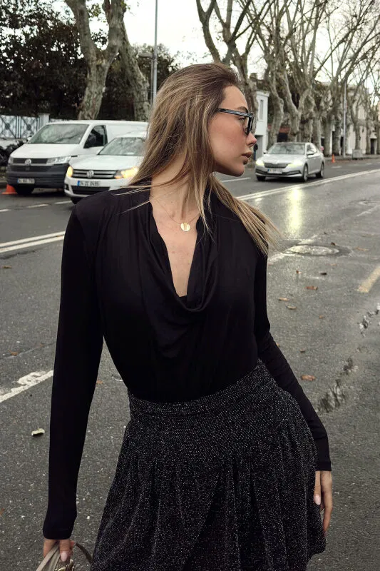 Siyah Dökümlü Degaje Yaka Uzun Kol Kadın Bluz - SWİST (1)