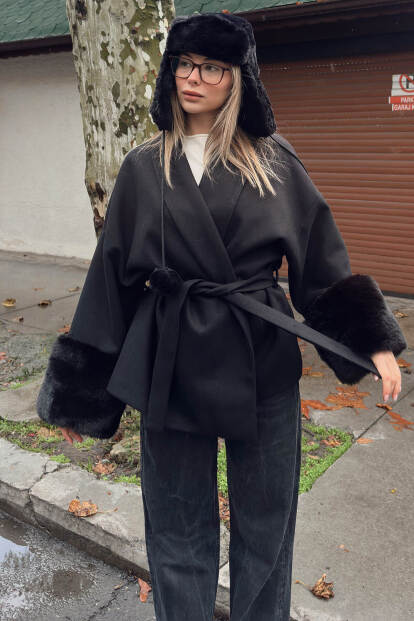 Siyah Kol Kürk Detay Kuşaklı Kadın Kısa Kaşe Kaban - 1