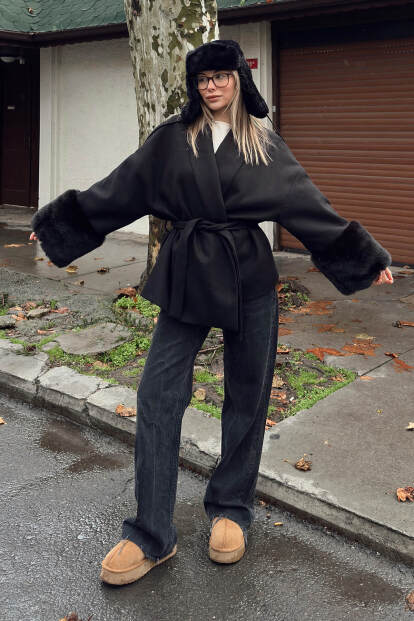 Siyah Kol Kürk Detay Kuşaklı Kadın Kısa Kaşe Kaban - 2