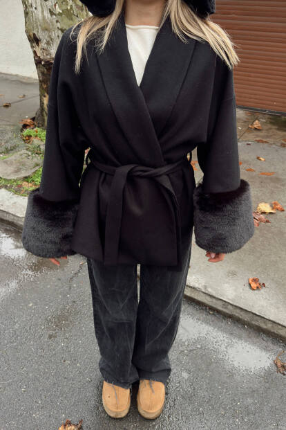 Siyah Kol Kürk Detay Kuşaklı Kadın Kısa Kaşe Kaban - 4