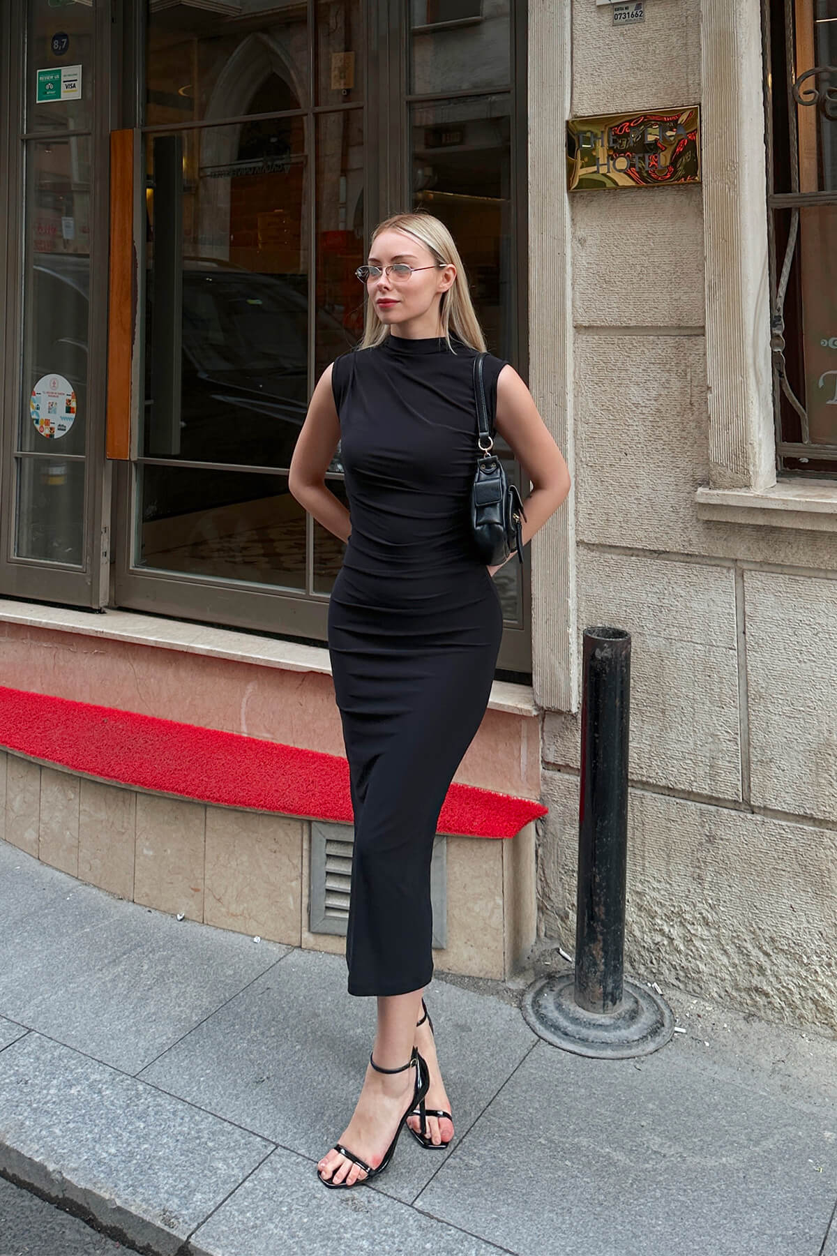 Siyah Sıfır Kol Omuz ve Bel Drapeli Kadın Midi Elbise - 4