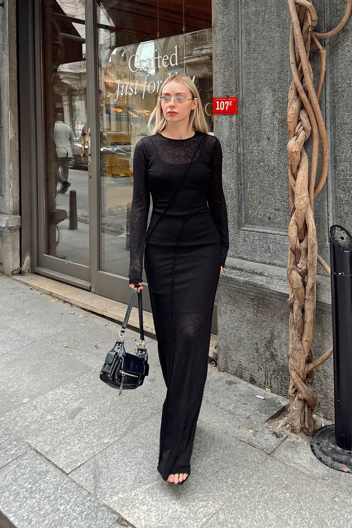 Siyah Sırt Dekolteli Dikiş Detaylı Astarlı Kadın Midi Elbise - 3