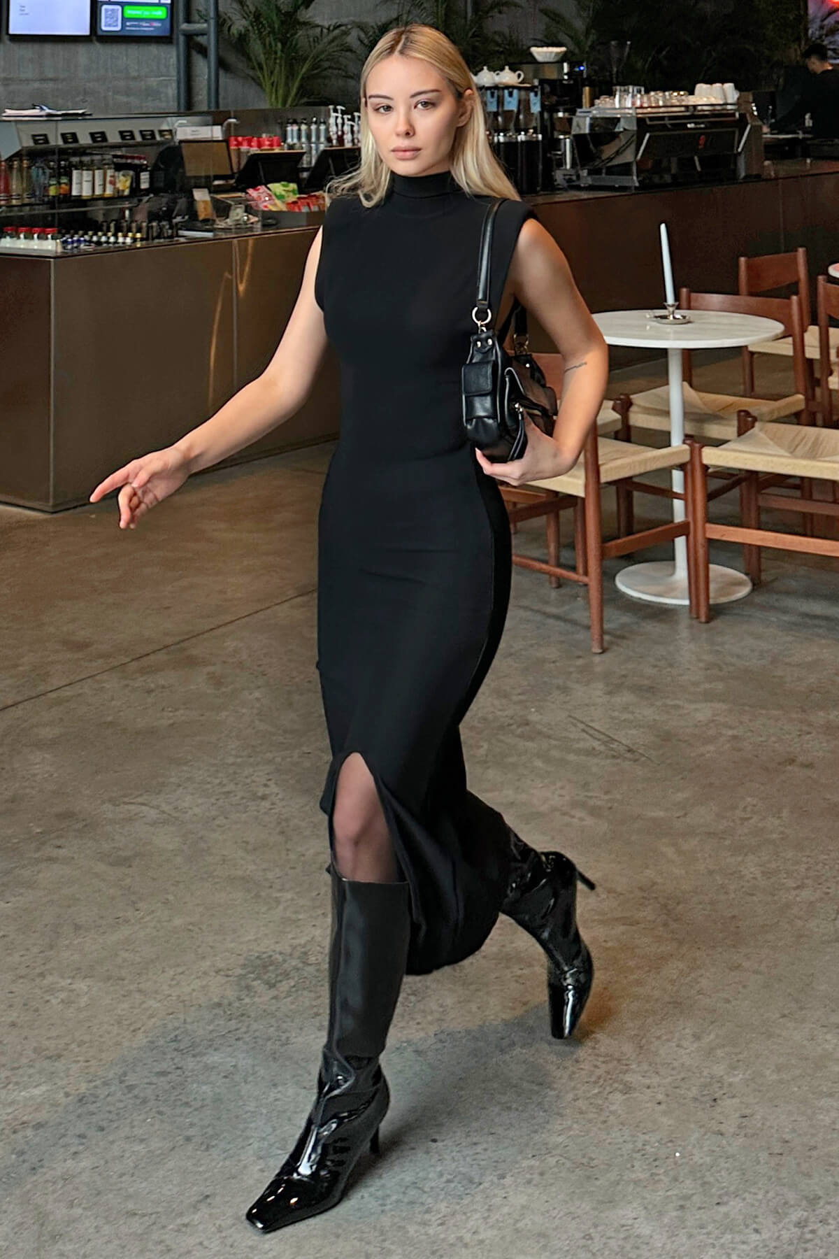 Siyah Vatkalı Sıfır Kol Yarım Balıkçı Yırtmaçlı Kadın Midi Elbise - 1