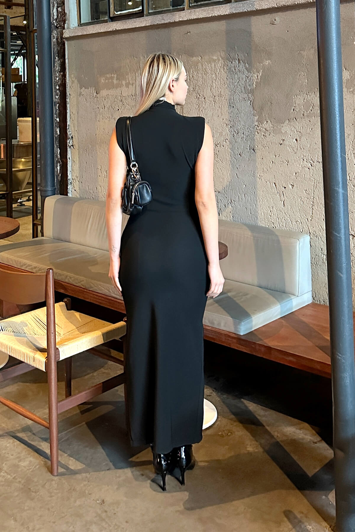Siyah Vatkalı Sıfır Kol Yarım Balıkçı Yırtmaçlı Kadın Midi Elbise - 5