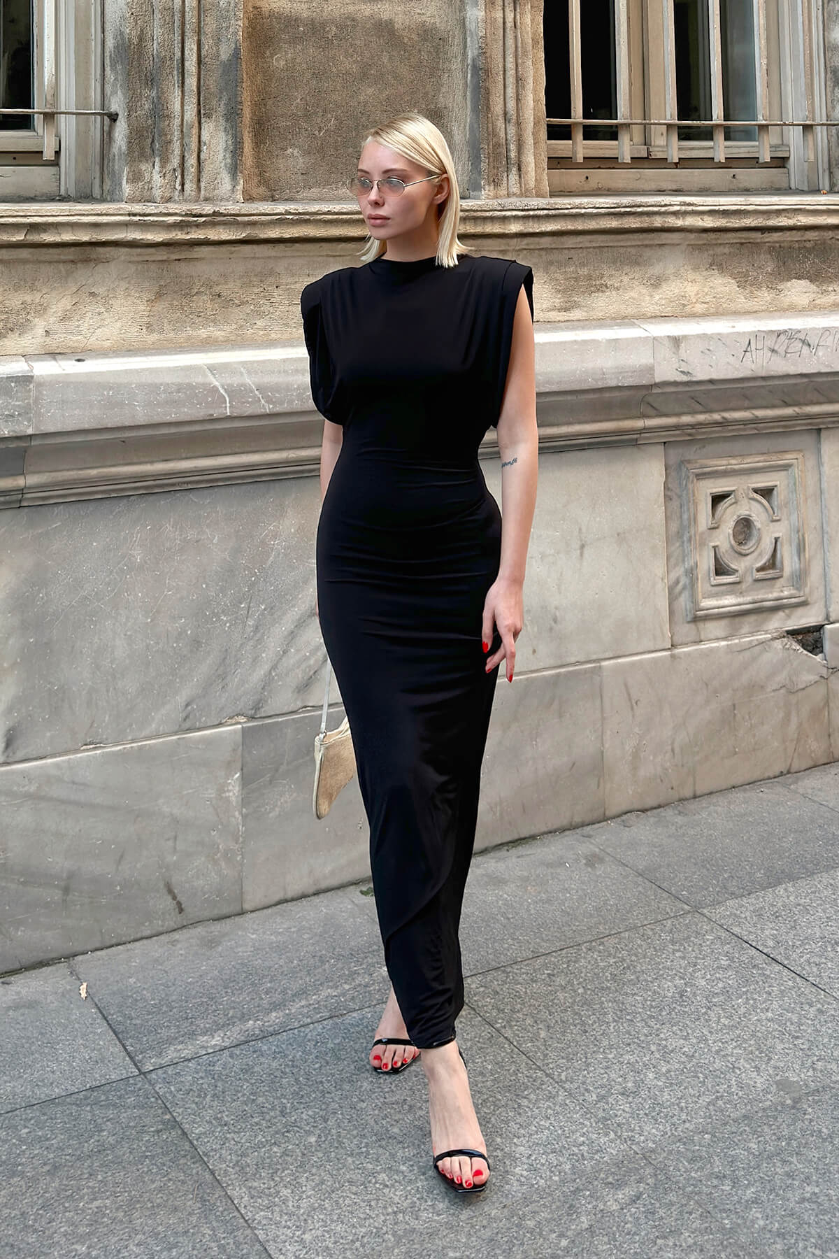 Siyah Zeg Vatkalı Yırtmaçlı Sıfır Kol Kadın Midi Elbise - 3