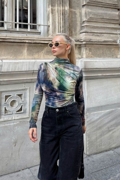 Yeşil Batik Desen Yarım Balıkçı Omuz ve Bel Drapeli Kadın Bluz Crop - 2